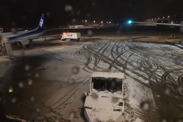 羽田空港が雪化粧