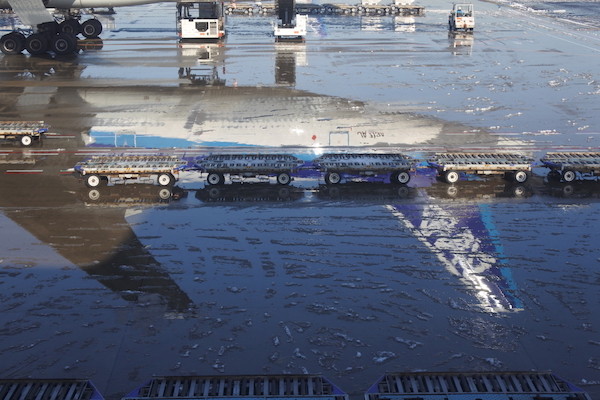 羽田空港で飛行機に乗り込み、