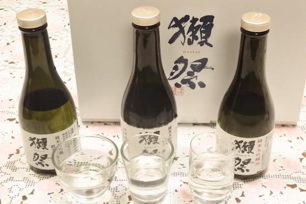 頑張ったご褒美に獺祭３種飲み比べセットを楽しみます。