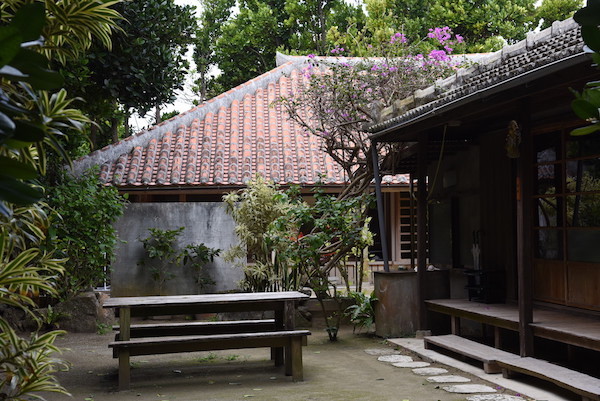 赤瓦の屋根や軒の長い建物に沖縄らしさを感じます。