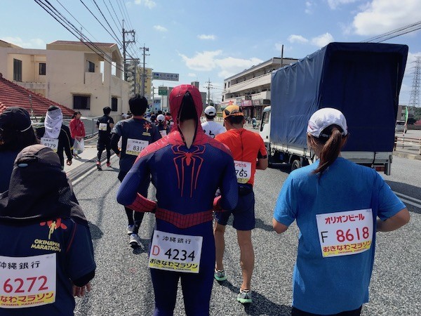 おや？　仲間とはぐれたスパイダーマンはサスガに暑そう！！