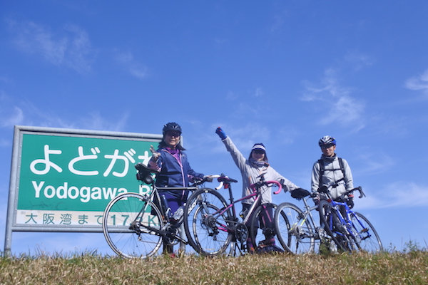 淀川まで北上すると河川敷沿いのサイクリングロードへ