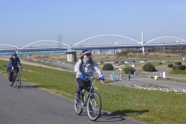 家内も、家内のお友達も良い感じの自転車を転がす
