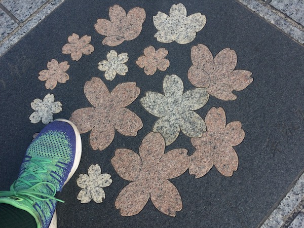 桜の花をあしらったタイルを発見
