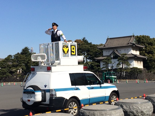 乾門通り一般公開で、警察官が大勢出動