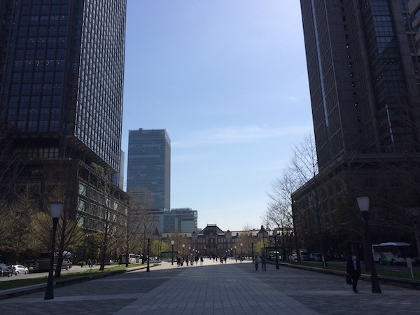 いつもは遠過ぎてほとんど見えない東京駅も眺めて