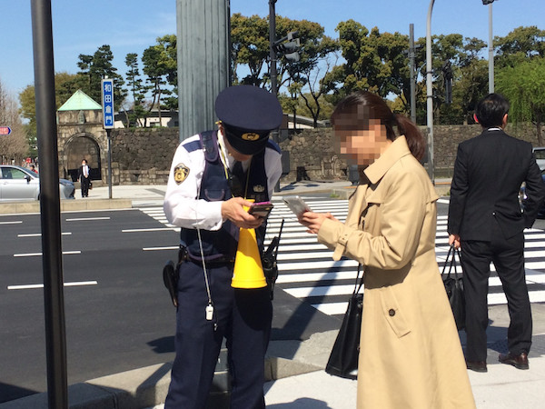 ナンパに成功してライン交換しているように見える