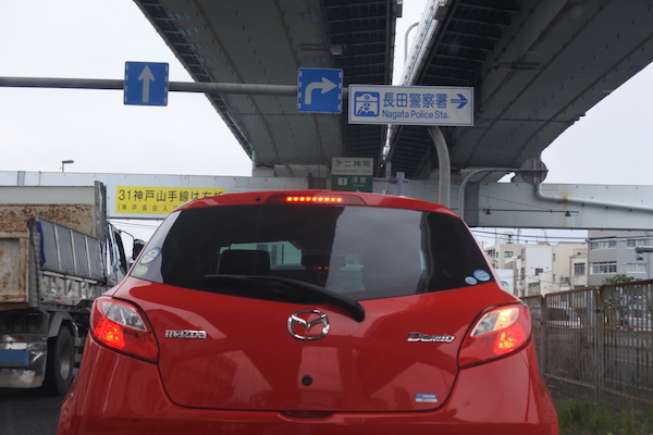 デミオに映った高速道路から名古屋を思い出す