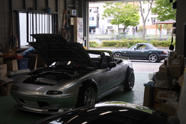 マスターご自身の車を整備中