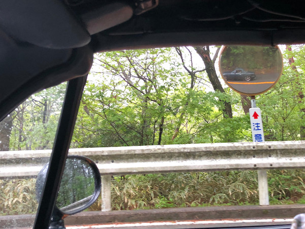 カーブミラーに映るロードスター