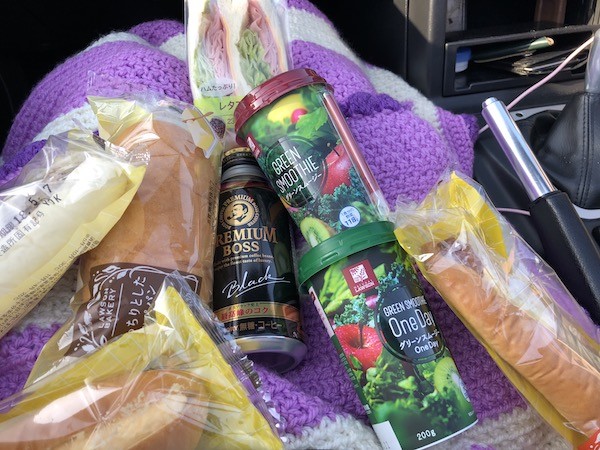 コンビニで朝食を調達して出発
