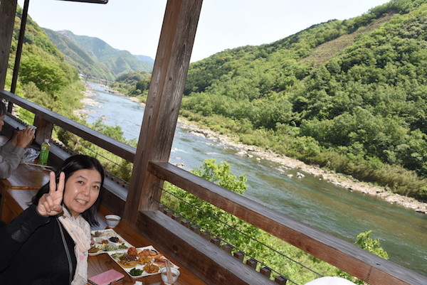 四万十川の流れを見ながら食事