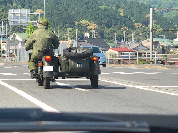 車両だけでなく軍事っぽさ満開のバイク'