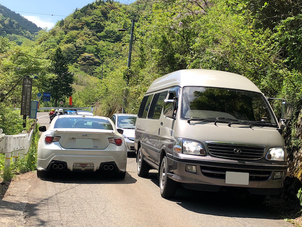すれ違いに苦労する道が続く