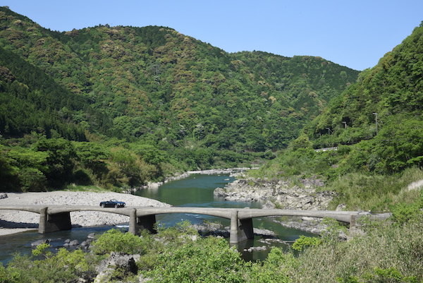かっこいい上岡沈下橋とVR-B