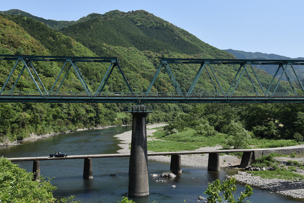 緑に包まれる沈下橋
