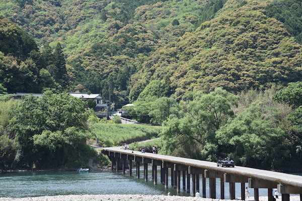 かなり暑くて沈下橋から川に飛び込む人も