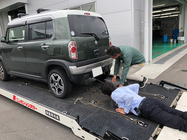 ワイヤーで車体を固定して