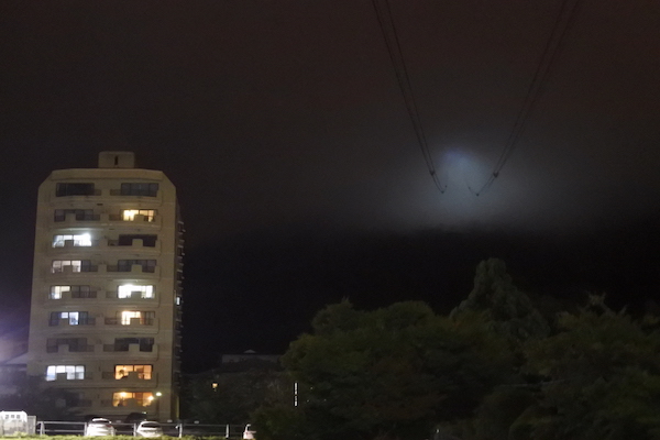 ロープウェイのロープが霧の中に消えていく