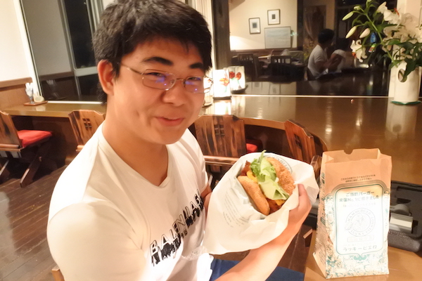 途中で夕食を買ってから再びマグさんと合流