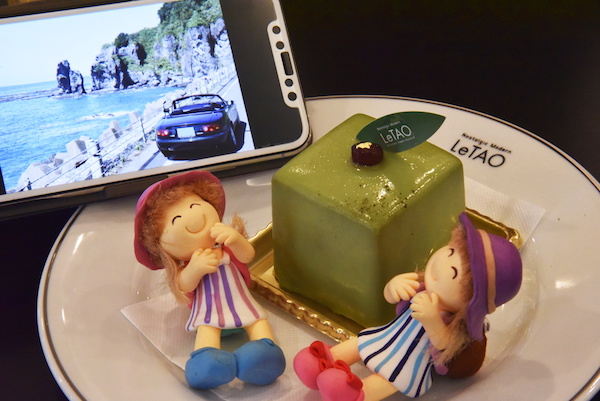 緑のケーキを選んだので、緑の車＆海の写真も添えて