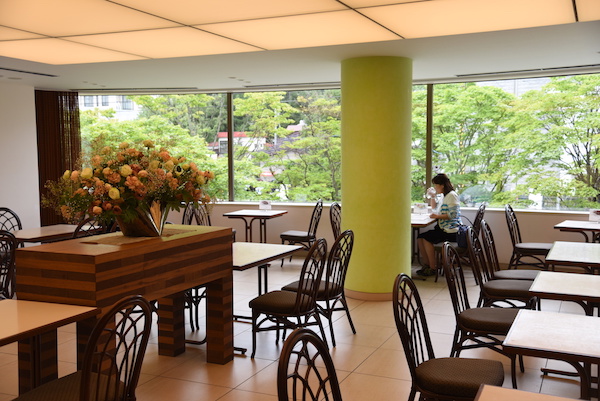 ２階が素敵なカフェの空間になってる六花亭円山店