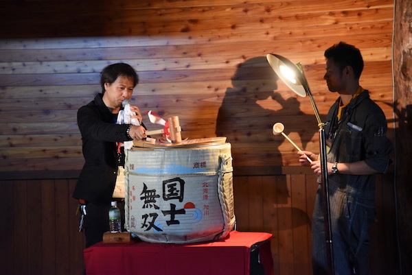 樽酒の鏡割りで前夜祭のスタート！
