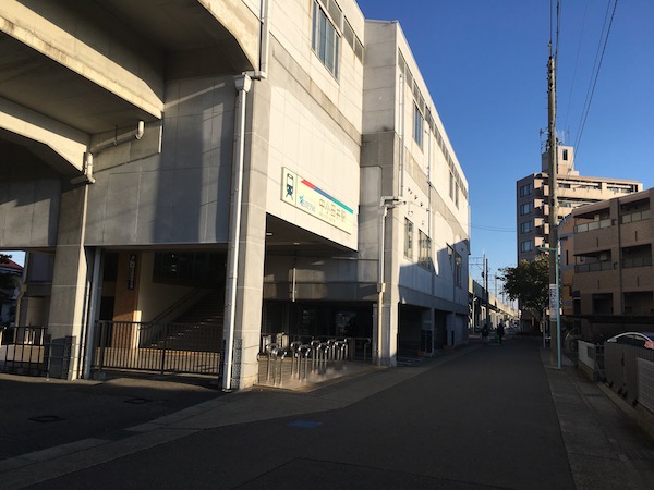 「駅からゾロゾロと歩いて行く人たち」という様子がない