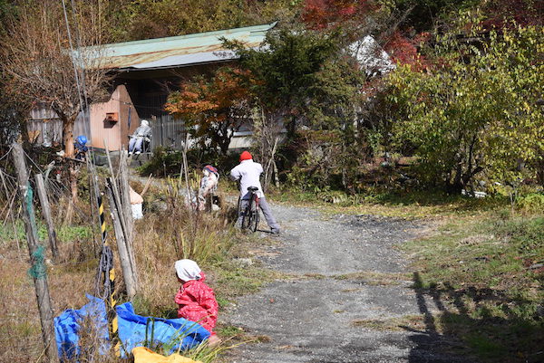 本物の人が一人混ざっています