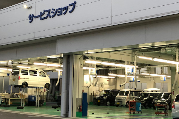 ハスラーは整備工場内で待っている