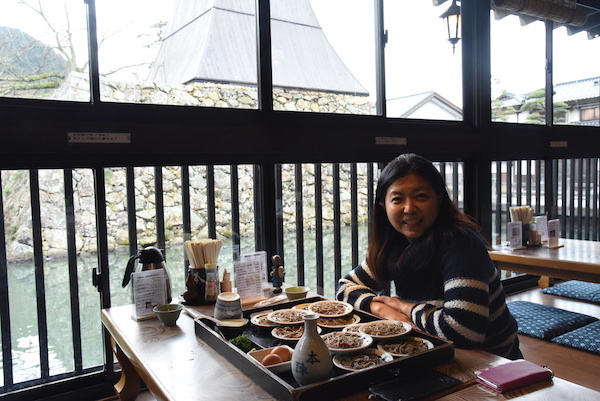 お堀の近くのお店で皿そばを頂きます。 お堀の近くのお店で皿そばを頂きます。