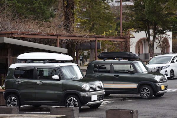 隣もルーフボックスを載せた緑色のハスラー 隣もルーフボックスを載せた緑色のハスラー