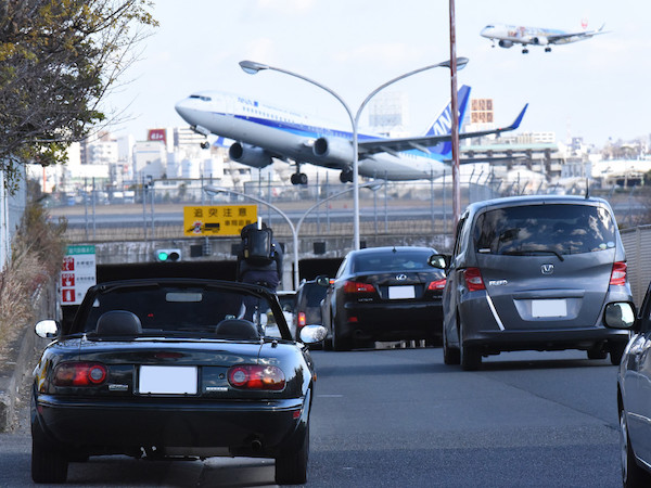離陸するANAと着陸するJAL 離陸するANAと着陸するJAL