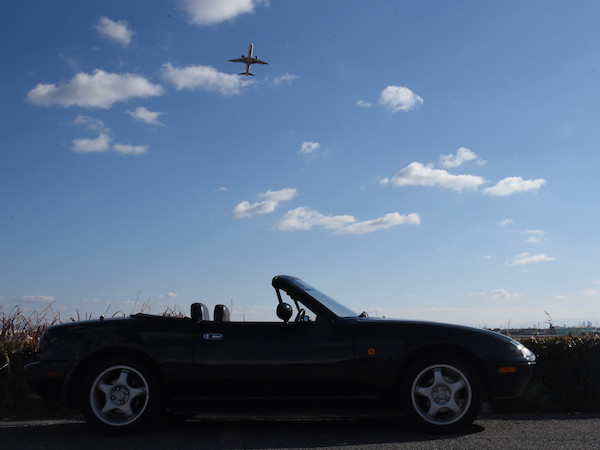 離陸後の飛行機を下から見上げる 離陸後の飛行機を下から見上げる