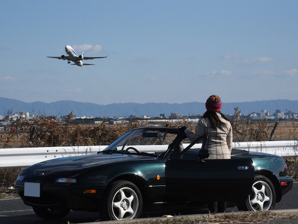 飛び立つ飛行機を見送る 飛び立つ飛行機を見送る
