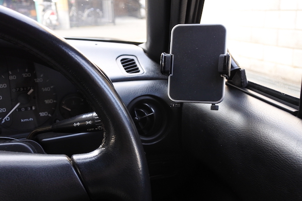 内装を外すには運転席側のスマホホルダーが邪魔