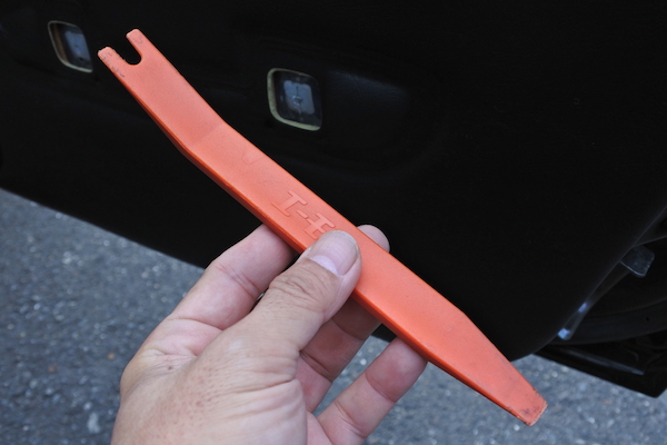 内装材を痛めないように、専用工具を使う