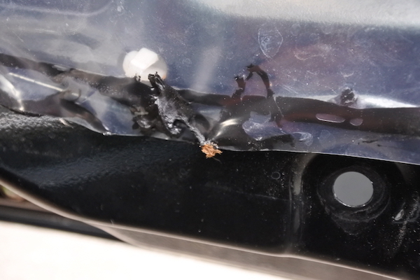 はみ出たブチルが内装に付いてしまう