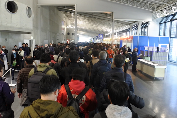 入場手続きの長い列