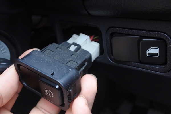 スイッチを裏から押し出す