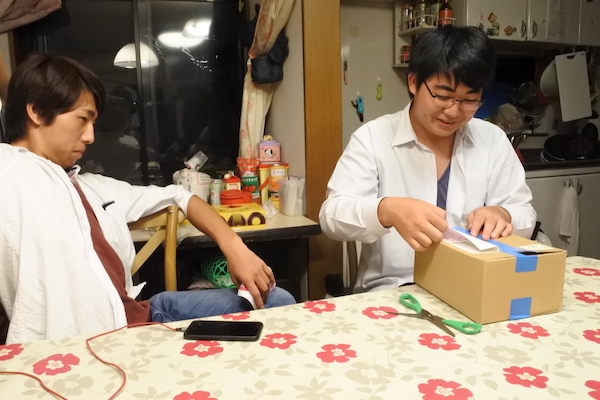 届いた荷物を次男が開封