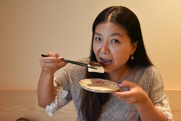 焼鯖寿司を美味しくいただく