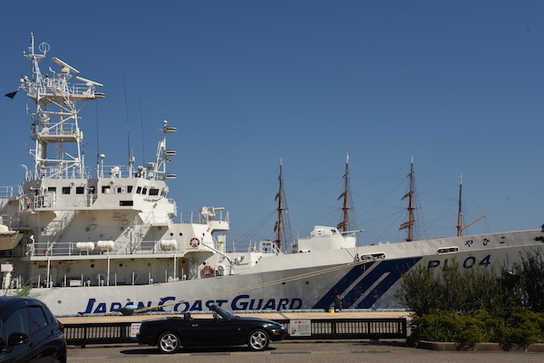 海上保安庁の巡視船とロードスター