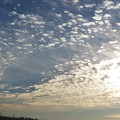 遅い朝陽とウロコ雲（1）