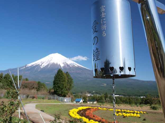 Photos: 富士に祈る　愛の鐘。