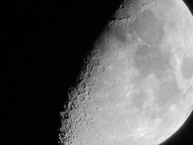 SX730 HSで撮影した半月（修正済み、モノクロ） - 10