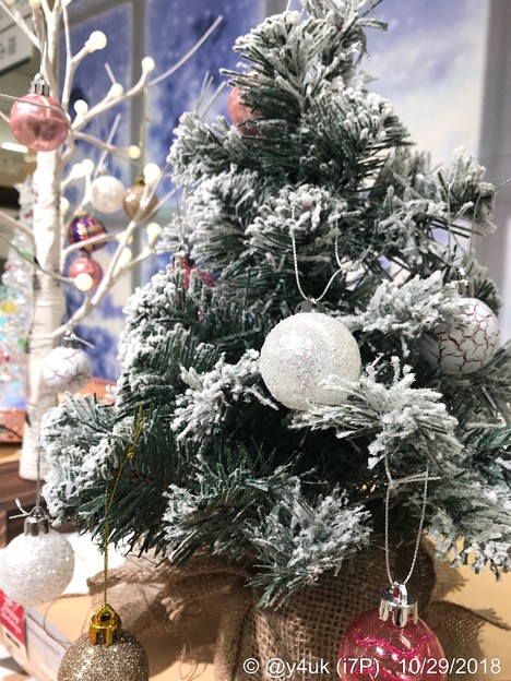 Photos: 17:10雪が降り積もるリアルで“お値段以上”のクリスマスツリー～旅の途中の夜Xmas雑貨観てるだけで小さな幸せ穏やか…ホントは飾りたいけど…1年中Xmasなら買ってた～純白、雪のsnow tree