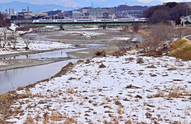 残雪の河川敷(1)