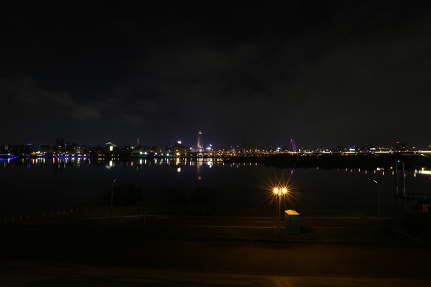 隔岸觀賞台北市夜景