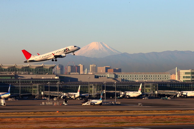 Photos: E57W6647_Embraer ERJ-170と富士山